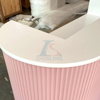 Comptoir de réception moderne rose avec façade cannelée améliorée pour salons de beauté, spas, instituts de manucure, salons de coiffure, halls d'accueil