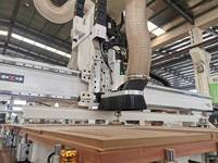 Machine de fraisage CNC automatique multifonctionnelle de taille de voyage 1300*2500mm, pour la sculpture, le perçage, la découpe et le fraisage