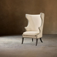 Fauteuil d'appoint artisanal à dossier haut et accoudoirs ailés, avec garniture cloutée et revêtement en lin, pour une décoration de salon de luxe