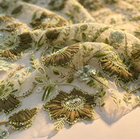Tissu en tulle C094 vert à pompons, motifs floraux larges, perles lourdes et broderie de sequins pour robes de mariée à découpe haute inspirées de la forêt