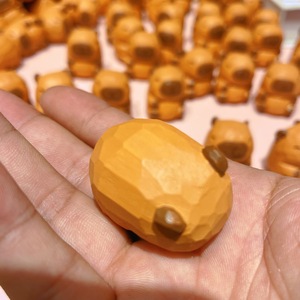 Резная фигурка капибары из дерева: подарок ручной работы из липы, современный дизайн, для дня рождения и выпускного, деловые подарки - Product Image 5