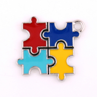 Pendentif en forme de puzzle en alliage de zinc plaqué rhodium, émail, sensibilisation à l'autisme, IMG 9762