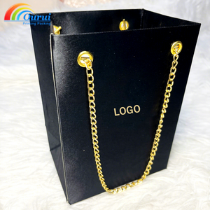 Bolsa Rectangular Negra para Joyería con Asa de Cadena Dorada y Elegante Diseño de Logotipo Impreso - Product Image 1