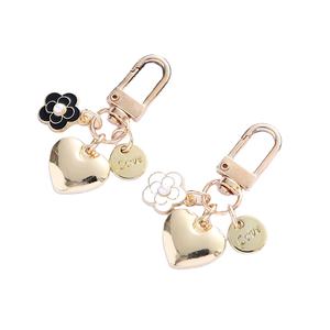 Porte-clés en alliage en forme de cœur, pendentif mignon en perle et camélia, accessoire métallique en forme de lettre, crochet pour étui d'écouteurs ou sac - Product Image 1
