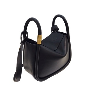 Женская однотонная сумка через плечо - Product Image 1