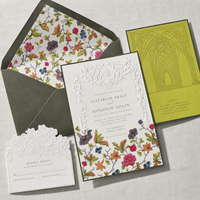 Ensemble d'invitations de mariage gaufrées de luxe personnalisées, vertes et florales, avec enveloppes et cartes RSVP