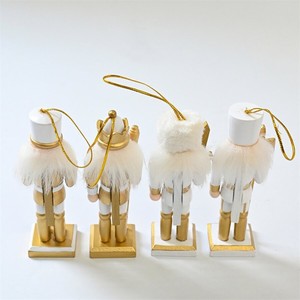 <span class=keywords><strong>Casse</strong></span>-noix en bois <span class=keywords><strong>doré</strong></span> fait main de 13 cm (5 pouces) au design le plus récent 2026 pour la décoration de l'arbre de Noël - Product Image 4