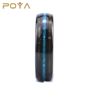 Anello in Carburo di Tungsteno Nero con Intarsio in Legno di Koa a Cupola da 6mm Poya, Regalo per Uomo - Product Image 3