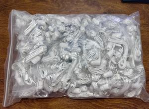 Auriculares intrauditivos blancos perlados, auriculares desechables, paquete de auriculares con cable para autobús/tren/avión/escuela/Turismo/regalo - Product Image 6