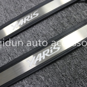 โรงงานขายส่ง KQD ขายดี คุณภาพสูง แผ่นกันรอยขอบประตูรถยนต์ พร้อมไฟ LED สำหรับ Toyota Yaris ปี 2018 ขึ้นไป - Product Image 3