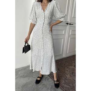 Robe de cocktail élégante blanche en mousseline de soie à col en V, coupe trapèze, avec ceinture à nouer, ajustement naturel, tissu respirant - Product Image 5