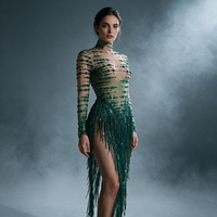 Robe asymétrique mini à col roulé et manches longues, ornée de strass émeraudes, de maille nude, de paillettes et de franges, pour la danse latine, le drag, le gogo et les spectacles sur scène