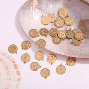 Colgante de acero inoxidable con letra inicial de tarjeta redonda, colgante chapado en oro, collares de joyería fina personalizados - Product Image 2