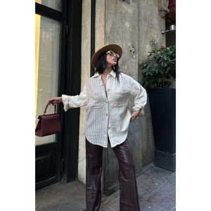 Chemise en lin rayée surdimensionnée pour femme Vitruvia, couleur naturelle, respirante, décontractée, à porter au quotidien - Product Image 3