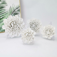 Vente chaude, fleurs en céramique suspendues, faites à la main, couleur mate, fleurs 3D pour décoration murale