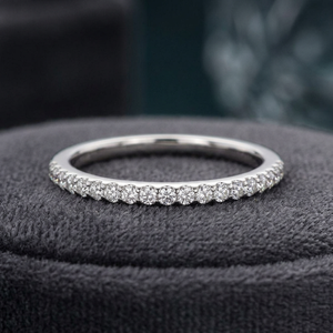 Fede nuziale in oro bianco 14k con diamante da 1/8 carati incastonato a conchiglia e moissanite a pavé per occasioni speciali - Product Image 2