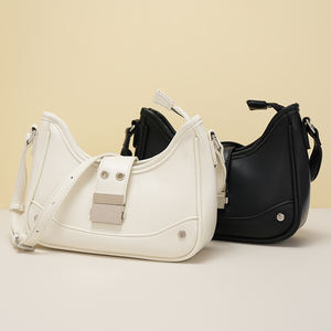 Bolso de Hombro Personalizado para Mujer, Impermeable, Estilo Inglés Vintage, con Solapa, Diseño de Letras con Logotipo Impreso, Bolsillo con Cremallera - Product Image 6