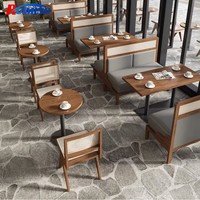 Table de café vintage en bois massif et chaises de salle à manger commerciales modernes pour restaurant, hôtel ou café