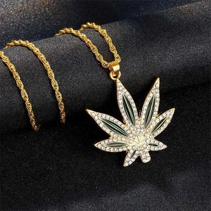 Collier en alliage <span class=keywords><strong>de</strong></span> zinc avec <span class=keywords><strong>feuilles</strong></span> <span class=keywords><strong>de</strong></span> mauvaises herbes, bijoux brillants à cristaux, sur mesure, plaqué or, pour hommes, hip-hop, bricolage - Product Image 1