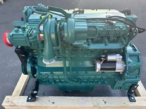 Motor diésel Volvo D6E de 6 cilindros y 5.7L con arranque eléctrico y refrigeración por agua. - Product Image 2