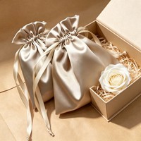 Pochette en satin avec cordon de serrage, sac cadeau en soie pour bijoux avec logo personnalisé, pochette d'emballage pour cadeaux de mariage