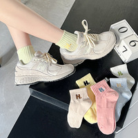 Chaussettes brodées avec des lettres, chaussettes courtes pour femmes, chaussettes de sport, chaussettes en coton pour le printemps et l'été, chaussettes courtes polyvalentes à bout rond