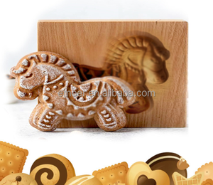 Molde de madera de haya con forma de erizo, pez dorado, oveja, cuco, caballo y gato para galletas y bizcochos - Product Image 5