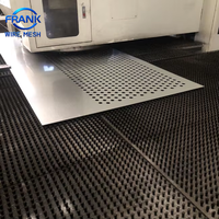 Panneaux métalliques perforés sur mesure utilisés pour la décoration des plafonds et des murs.
