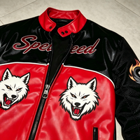 Blouson de motard streetwear Y2K personnalisé, rouge et noir, avec lettrage color block, style rétro motorsport, patchs chenille, blouson de course