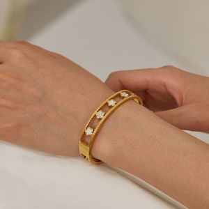 Venta caliente pulsera de acero inoxidable para mujer, diseño personalizado, flor de nácar hueca, joyería de gama alta al por mayor - Product Image 2
