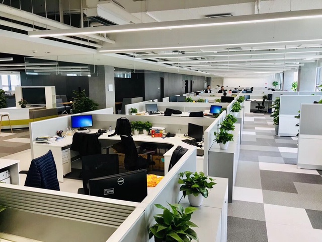 Wholesale Modern Linear LED Light | Magnetic Seamless Connection & 7-in-1 Optical Kits | Factory Direct UltLine X2