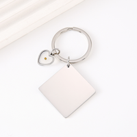 Ywyougang 4 Farben Edelstahl Blanko Quadratischer Schlüsselanhänger mit Mini-Herz Senfkorn-Charm Benutzerdefinierte Lasergravur Schlüsselanhänger Geschenk
