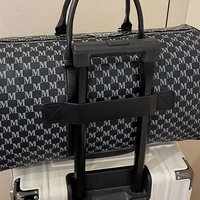 Sac de voyage en PU avec logo personnalisé, fabriqué directement en usine, avec monogramme M, fermeture éclair double sens et grande capacité pour la salle de sport, les voyages d'une nuit