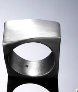 Anillo de Acero Inoxidable con Acabado Mate Cepillado de Alta Calidad en Oro de 18K, a la Moda, para Hombre, Resistente al Agua y al Deslustre - Product Image 6