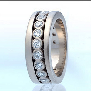 Anillo de Eternidad F813 en Oro Blanco con Diamantes de Corte Brillante Redondo en Canal, Anillo Fino Unisex para Boda - Product Image 1
