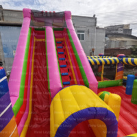 Structure gonflable combinée de 5,5 m/18 pi de hauteur avec château gonflable et toboggan, thème bonbons