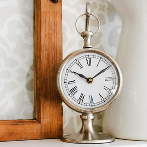 Horloge de table en métal dernier modèle - Product Image 1