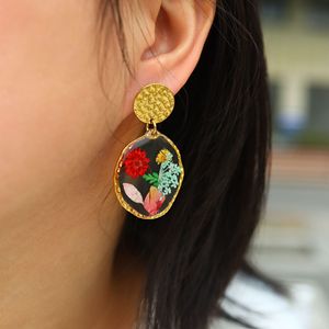 Boucles d'oreilles Huggie géométriques en forme de cœur avec fleurs séchées, style bohème, en acier inoxydable plaqué or 18 carats pour femme, Elodie, Anniversaire - Product Image 2