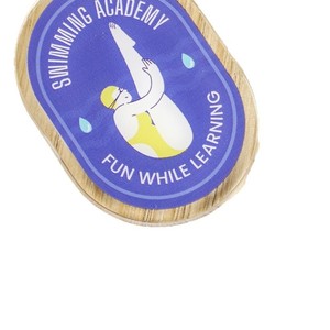 เข็มกลัดอะคริลิคแม่เหล็ก Qifeng สำหรับโรงเรียน ออกแบบการ์ตูนตามสั่ง สนุกสนานขณะเรียนรู้ เข็มกลัดสำหรับสถาบันสอนว่ายน้ำสำหรับนักเรียน - Product Image 4