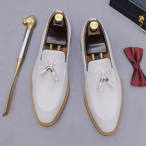 Zapatos formales de negocios para hombre, de cuero vacuno con flecos, estilo nuevo de verano, mocasines blancos, zapatos de cuero de una sola pieza - Product Image 3