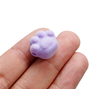 Perles en forme de patte de chat floquées, mignonnes, pour la création de bijoux DIY, bracelets, chaînes de téléphone, perles en vrac, vente en gros, multicolores, pastel, toucher doux - Product Image 4
