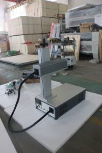 Grabador láser de <span class=keywords><strong>fibra</strong></span> portátil 20W <span class=keywords><strong>30W</strong></span> 50W Raycus Marking Machine con 300*300mm SG7110 Galvo EZCAD Anillo de punto rojo doble giratorio - Product Image 6