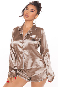 Set <span class=keywords><strong>Pigiama</strong></span> Donna Personalizzato in Vari Stili, <span class=keywords><strong>Maniche</strong></span> Lunghe e Pantaloncini in Raso, Completo Due Pezzi per Dormire - Product Image 5