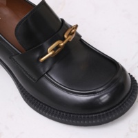 Chaussures plates luxueuses pour femmes avec talon Fermeture à enfiler à feuilles persistantes de haute qualité Caractéristiques souples Usine directe pour diverses occasions