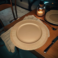 Assiette de service classique de luxe en plastique PP micro-gaufré doré 13 pouces, couleur personnalisée, motif botanique, durable pour la cuisine