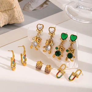 Boucles d'oreilles créoles classiques en acier inoxydable plaqué or pour femmes, design ours en zircon, pour anniversaire - Romantique, tendance, luxe haut de gamme - Product Image 1