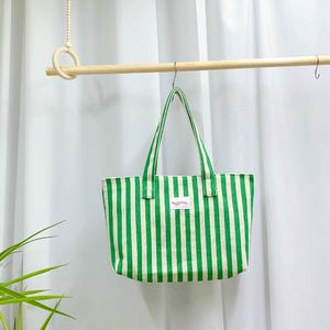 Nouveau design de sac fourre-tout en coton à rayures colorées pour femmes sac de voyage et de plage portable avec étiquette de logo personnalisable - Product Image 2