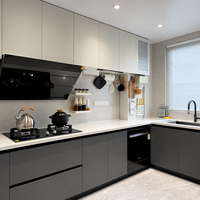 Meuble de cuisine gris et blanc haut de gamme, design modulaire avec solution de rangement mural spacieuse pour projets de rénovation de villas et d'appartements