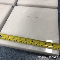Comptoir en albâtre blanc poli de taille personnalisée en pierre d'onyx translucide