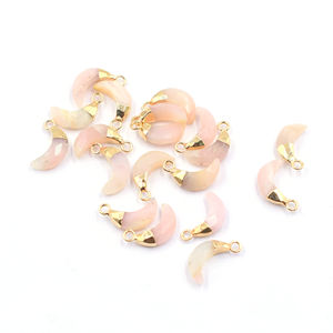 Opale rose de 11 à 13 mm avec bélière, pendentif en forme de lune plaqué or pour la fabrication de bijoux - Product Image 1